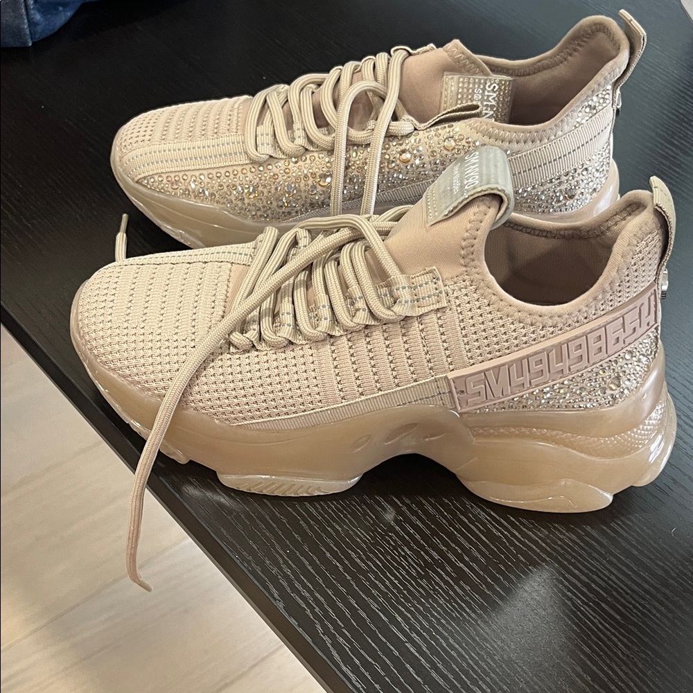 Steve Madden SM NY90 size 6.5  Beige Sneakers for Women